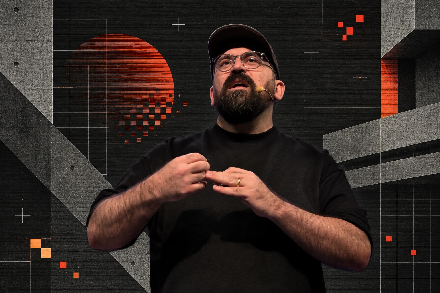 Israel Waltrick, de boné e óculos, falando ao microfone, em composição com fundo retrô pixelizado em grafite e laranja.